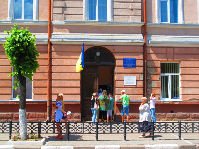 Polling station queue on Novhorodska Street, around 13:30, 25 May 2014.